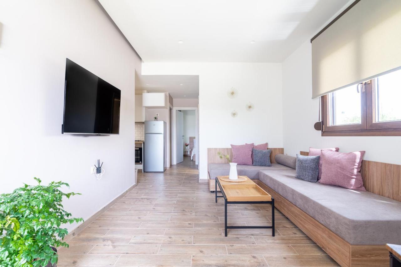 Modern House With Pool Near Beach Gazi エクステリア 写真