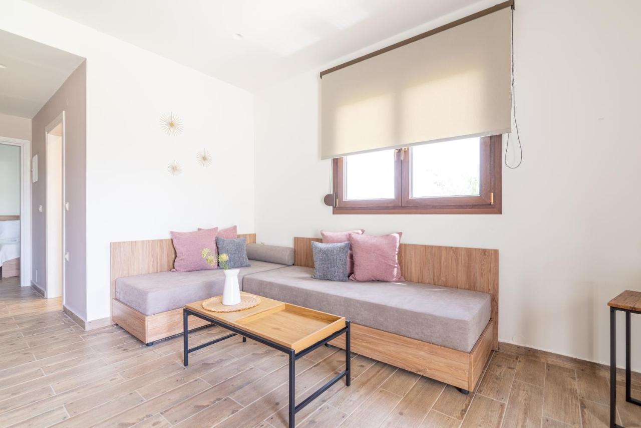 Modern House With Pool Near Beach Gazi エクステリア 写真