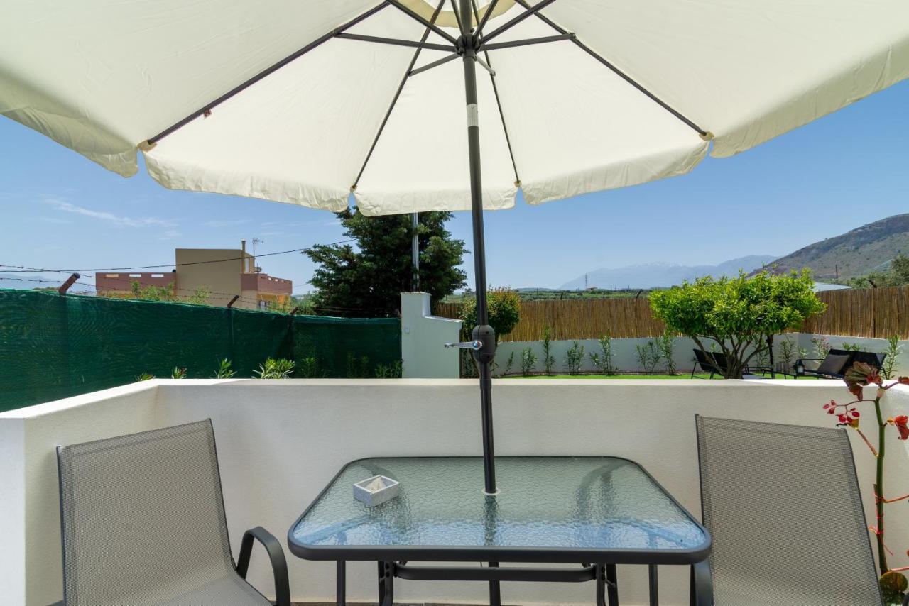 Modern House With Pool Near Beach Gazi エクステリア 写真