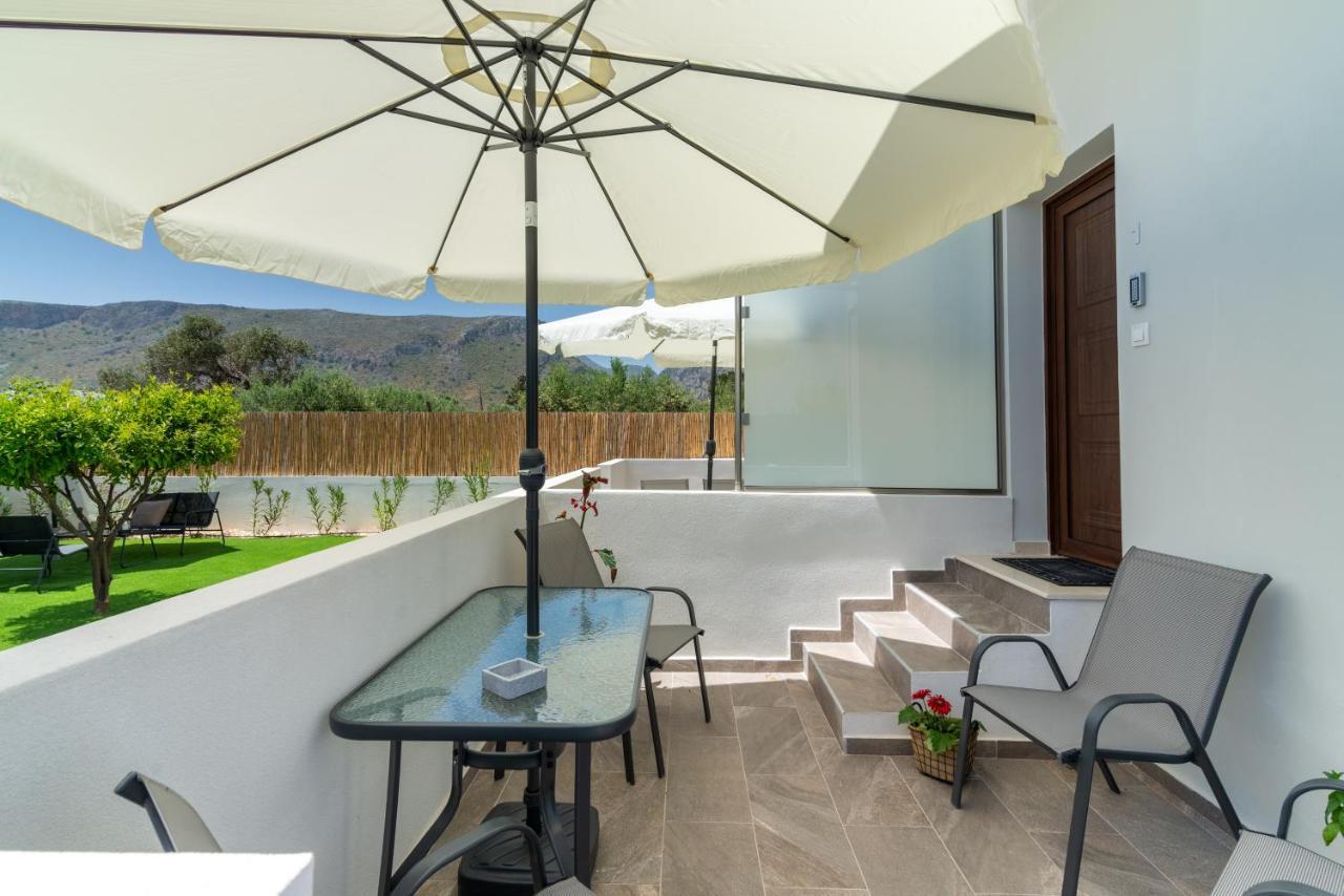 Modern House With Pool Near Beach Gazi エクステリア 写真