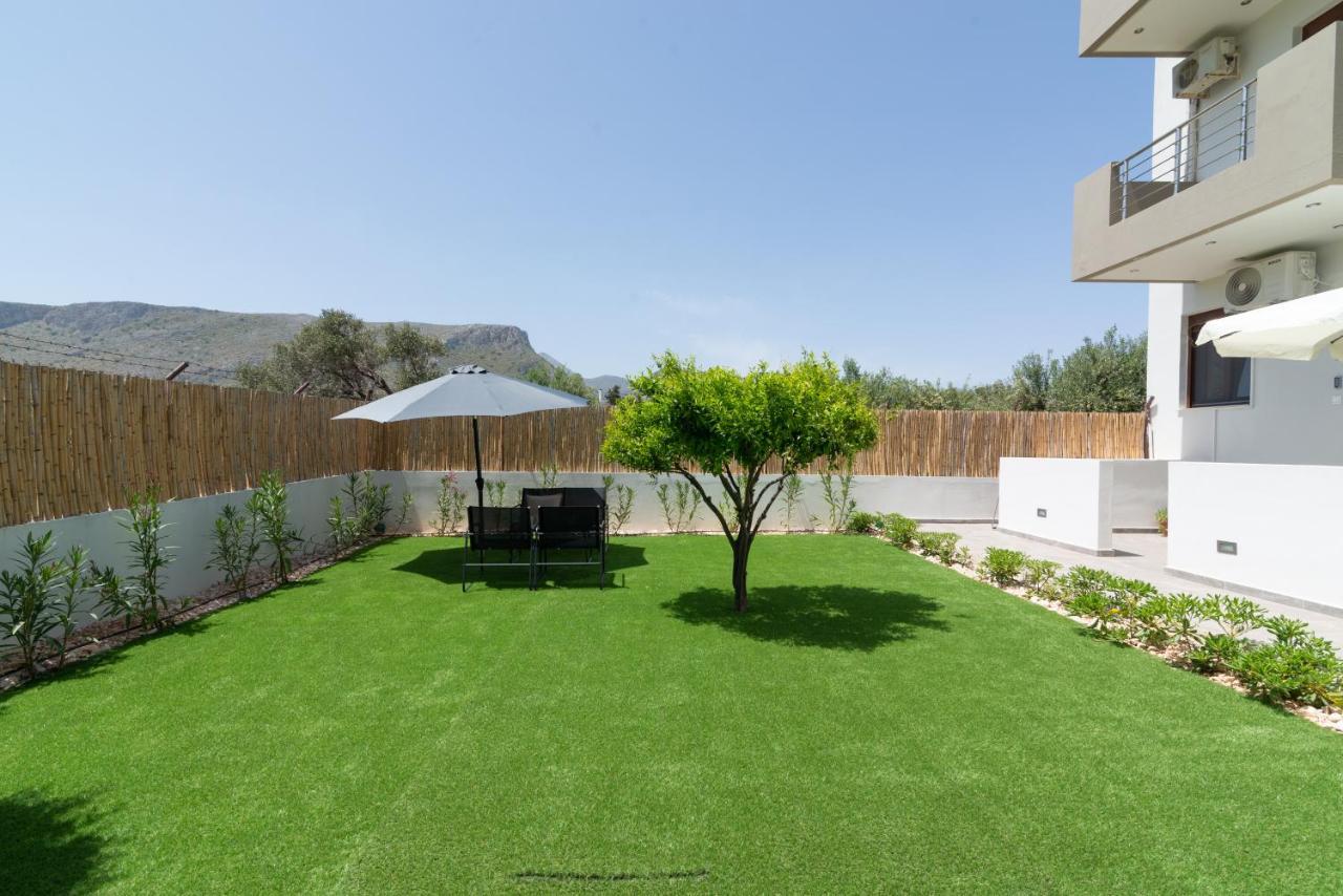 Modern House With Pool Near Beach Gazi エクステリア 写真