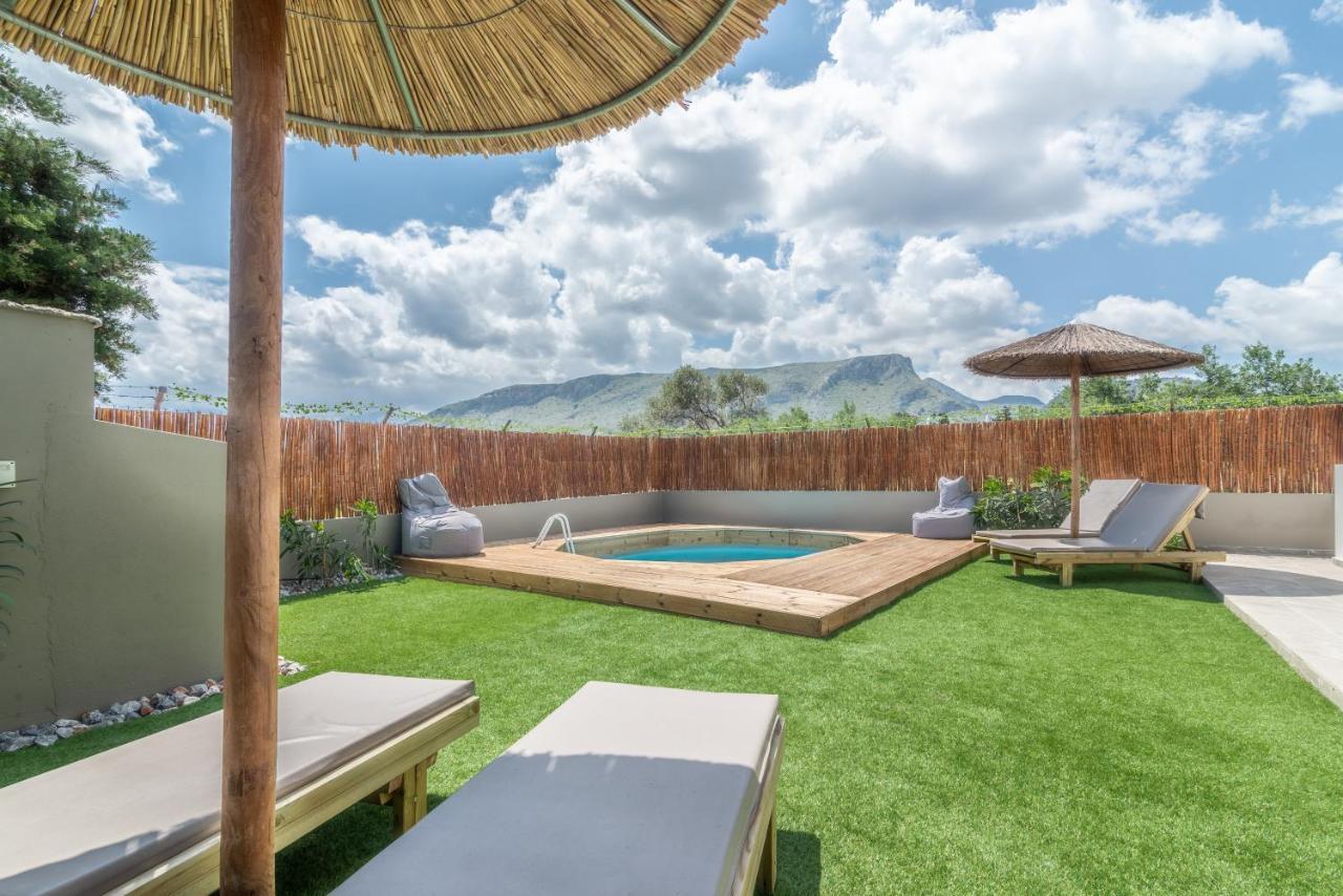 Modern House With Pool Near Beach Gazi エクステリア 写真