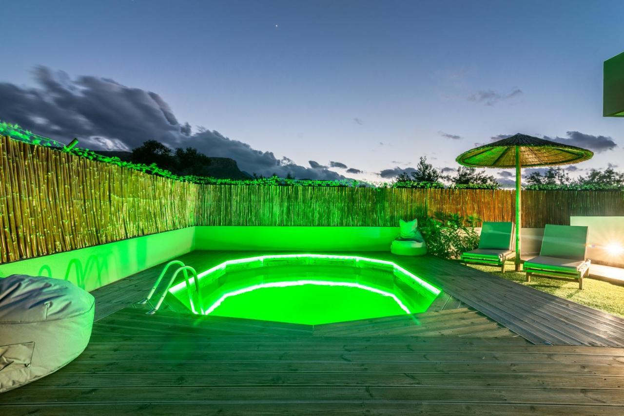 Modern House With Pool Near Beach Gazi エクステリア 写真