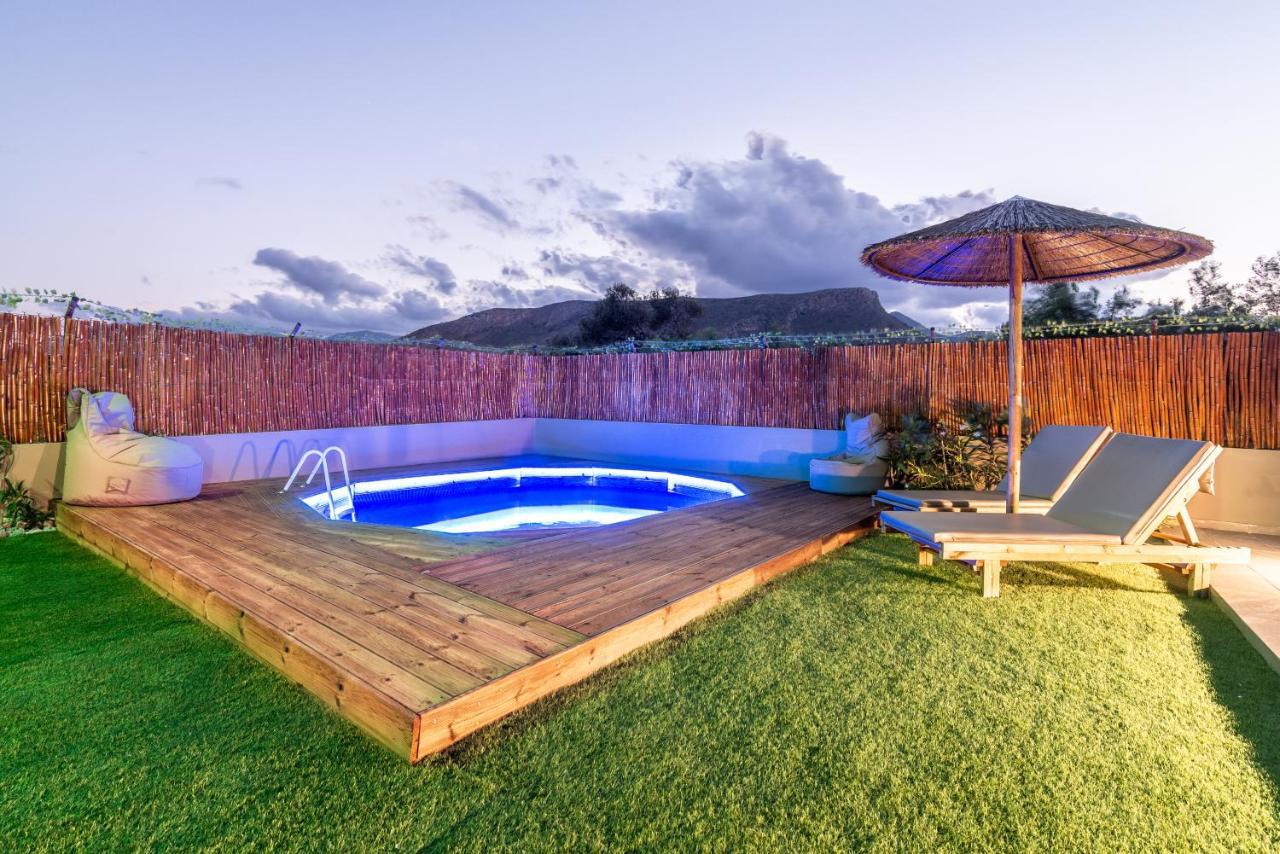 Modern House With Pool Near Beach Gazi エクステリア 写真